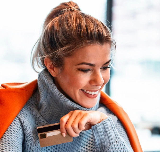 Client utilisant l'application bancaire